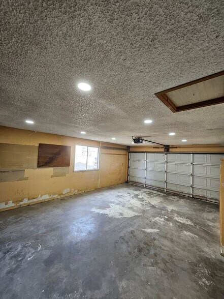 Building Photo - 1080 Hillside Dr