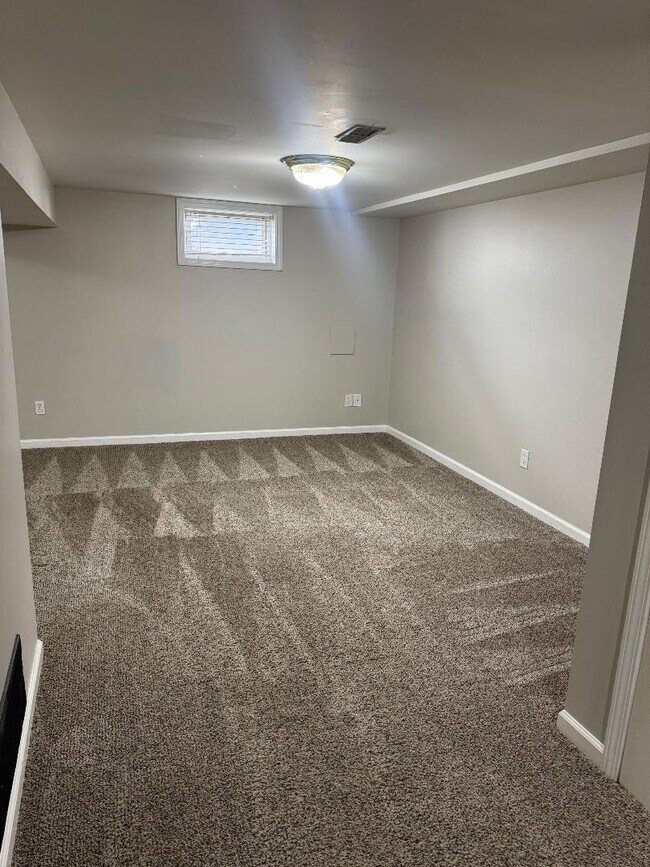 Building Photo - 709 Plaza Dr