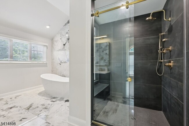 Building Photo - 5 Shores Rd