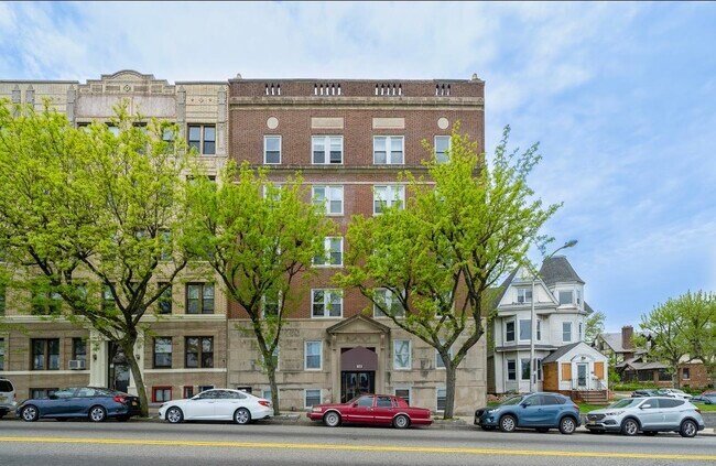 Primary Photo - 851 Boulevard E