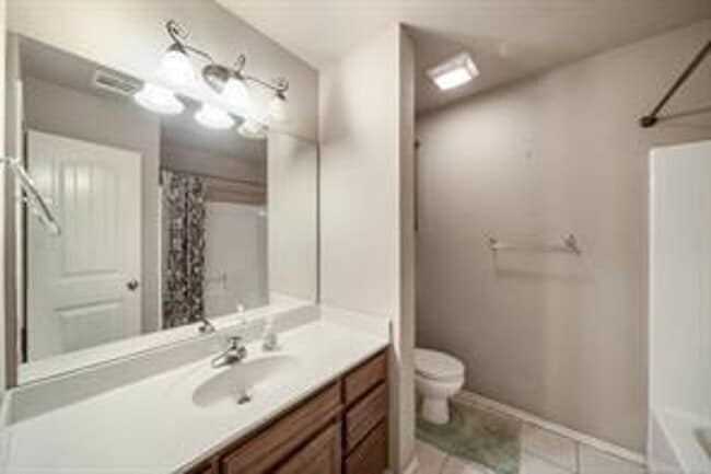 Building Photo - 3 Bed | 2 Full Bath | Vintage at Verdigris | Available end of January!