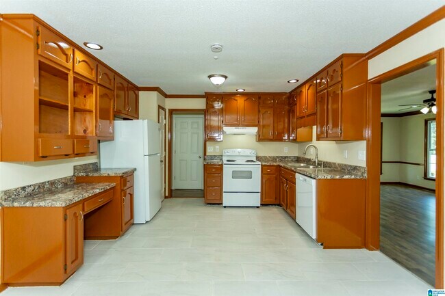Building Photo - 917 Old Oak Trce