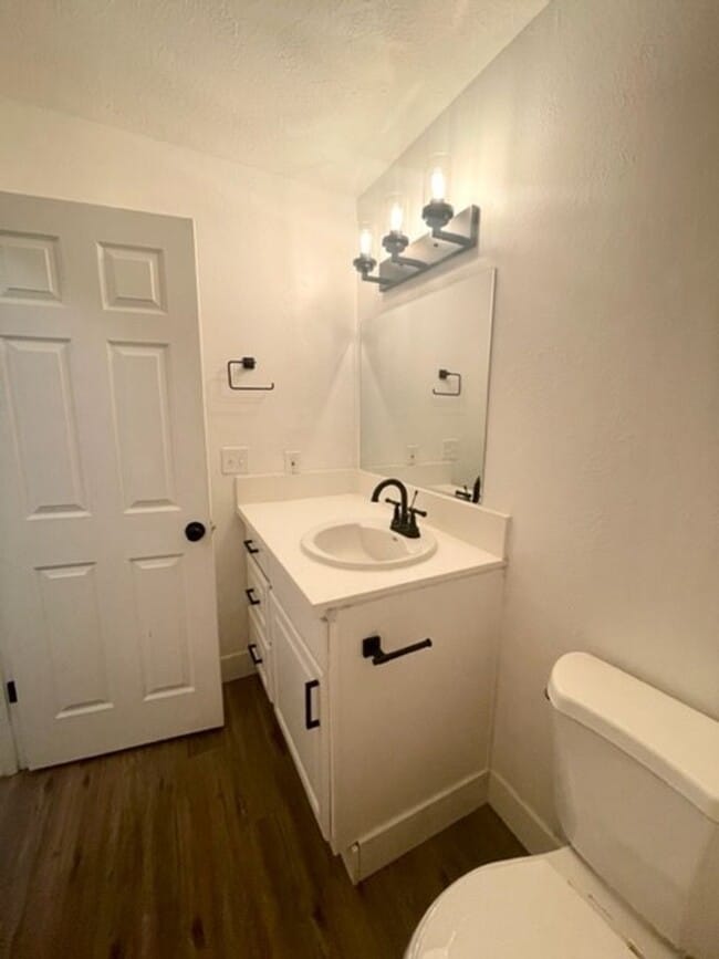 Building Photo - Darling Elk Grove Halfplex!