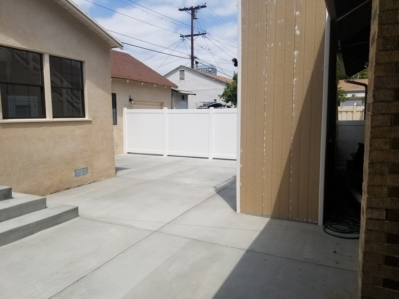 Building Photo - 537 W Milford St