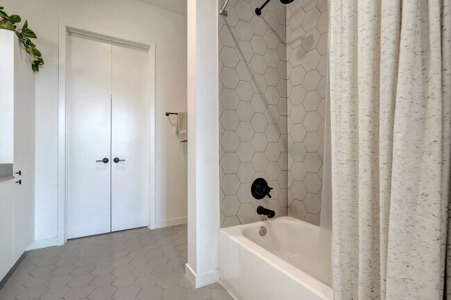 Building Photo - 800 Embassy Dr