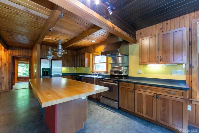 Building Photo - 559 Quaker Hill Rd