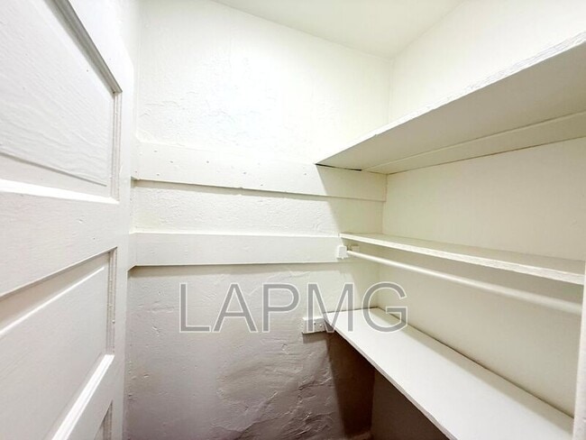 Building Photo - 1910.5 Daly St