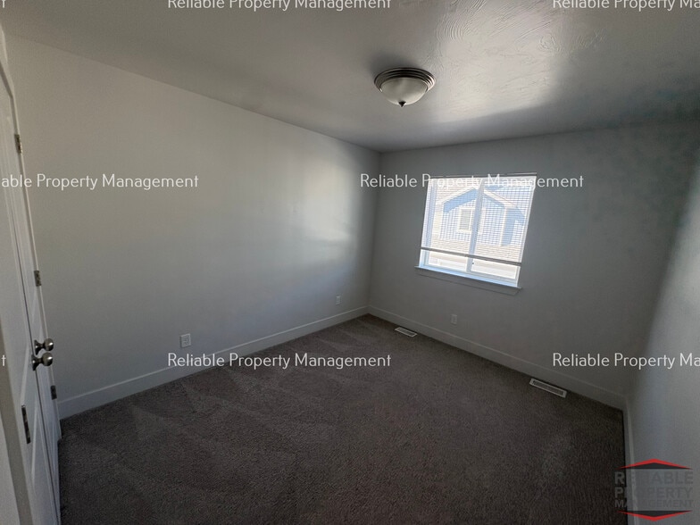 Building Photo - 156 S Emery Ln