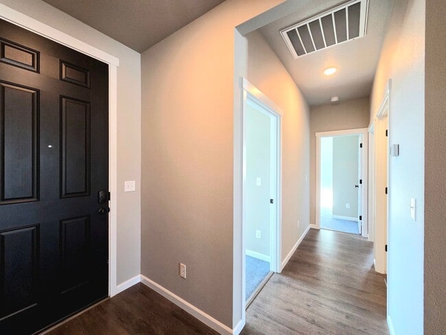 Building Photo - Beautiful Newer Build **Single Level** 4 Bedroom, 2 Bath House for Rent in Quincy!