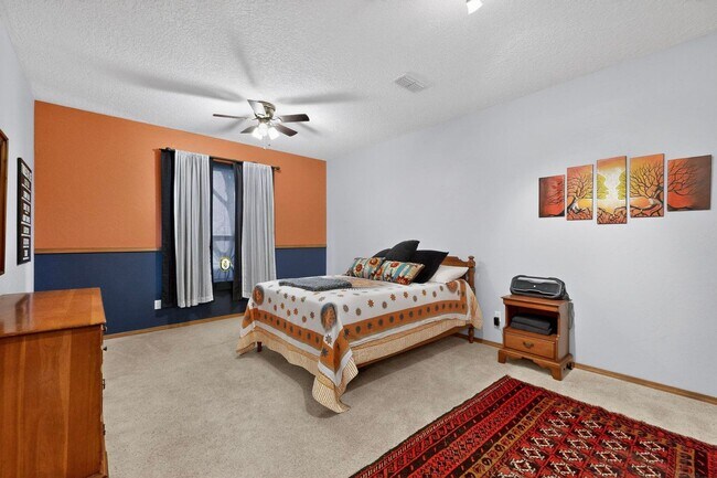 Building Photo - NW Executive Living 3/BD 2.5/BA 3/CG