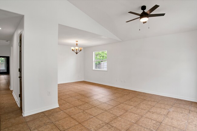 Building Photo - 3 Bedroom Scenic Heights Home