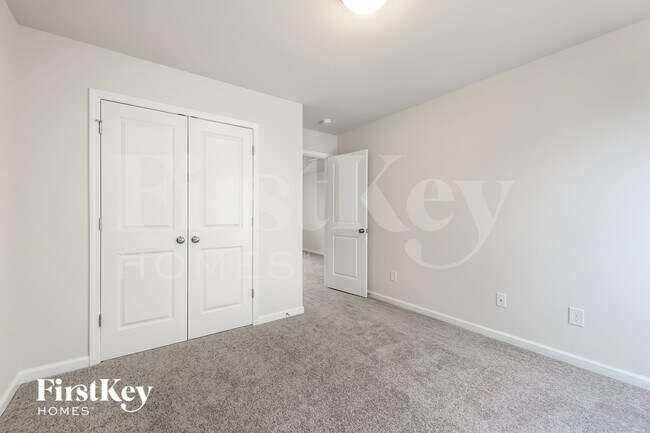 Building Photo - 586 Hillpark Ln