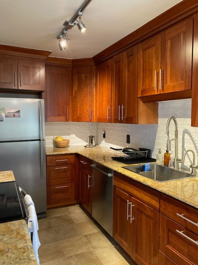 Building Photo - Eastlake Condo