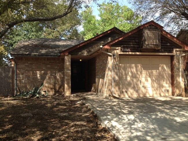 Building Photo - NICE HOME SURROUNDED BY LOTS OF TREES*MAST...