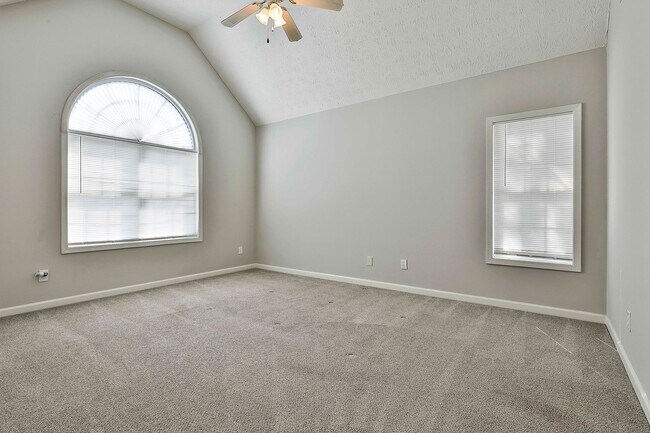 Building Photo - 4 Bed 2.5 bath in Fayette close to Everything!