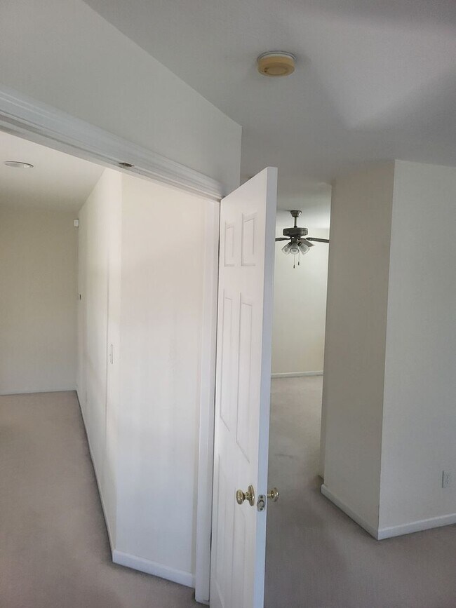 Building Photo - 5049 Pine Lake Ct