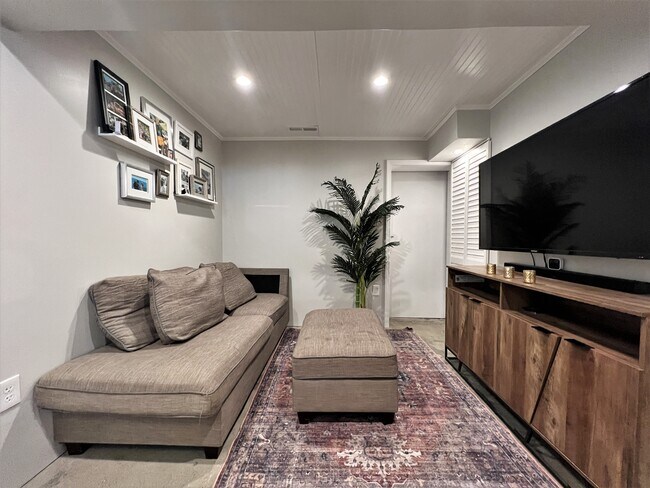 Building Photo - 4 Day St