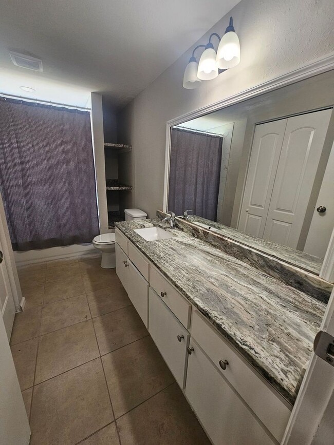 Building Photo - Pet Friendly Updated GREAT home in the area of Trafalgar and Skyline close to boat ramp and park!