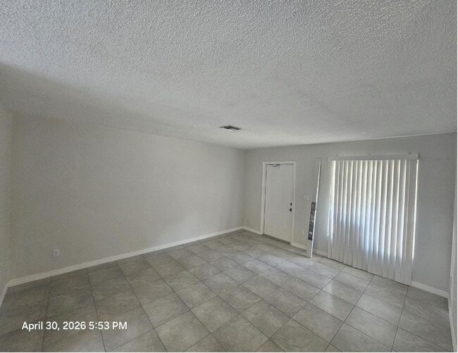Building Photo - Beautiful and cozy 2/1 apartment available now!