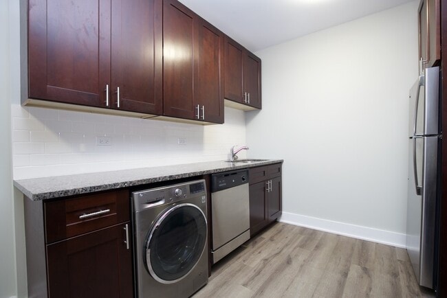 Building Photo - 725 St Johns Ave