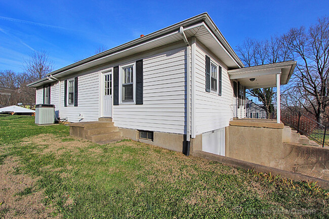 Building Photo - House Close To Campus!