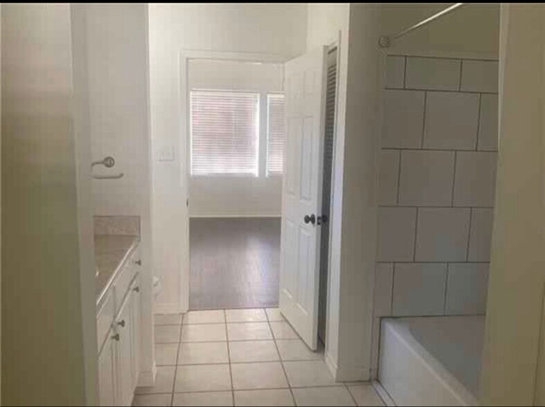 Building Photo - 402 S Cherry St