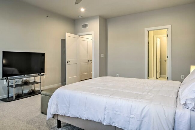 Building Photo - Luxury 3BR/2.5BA Condo w/ Balcony and Rooftop Terrace & Garage – Walk to One Loudoun