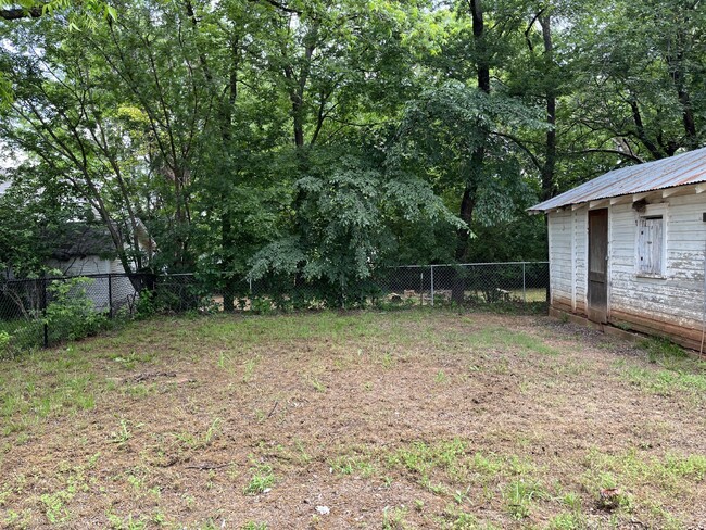 Building Photo - "Charming 2-Bedroom!"