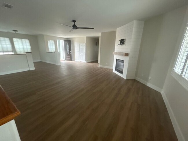 Building Photo - 4 Bedroom 2 Bathroom in SE Visalia with Po...