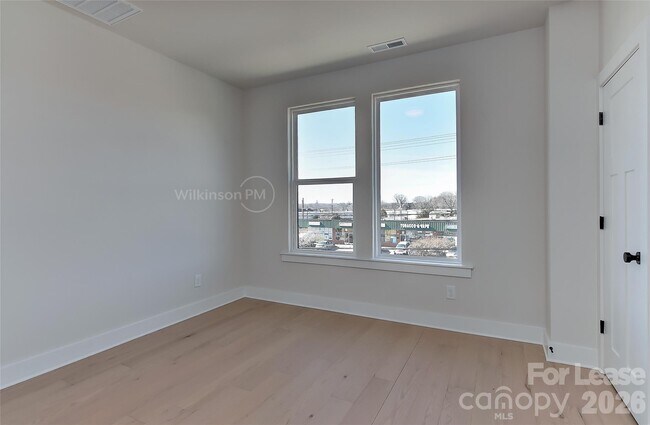 Building Photo - 2204 Northend Dr