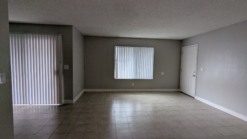 Building Photo - 815 N Peach Ave