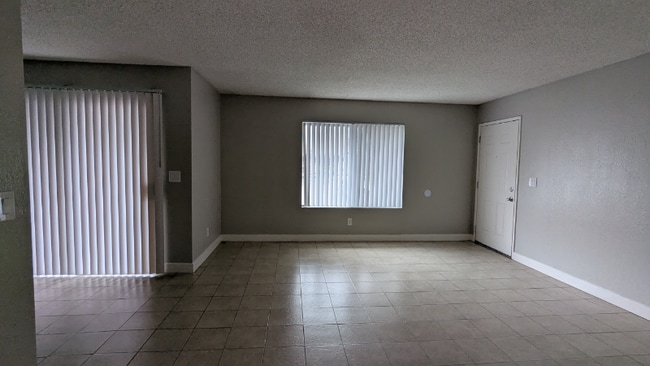 Building Photo - 815 N Peach Ave