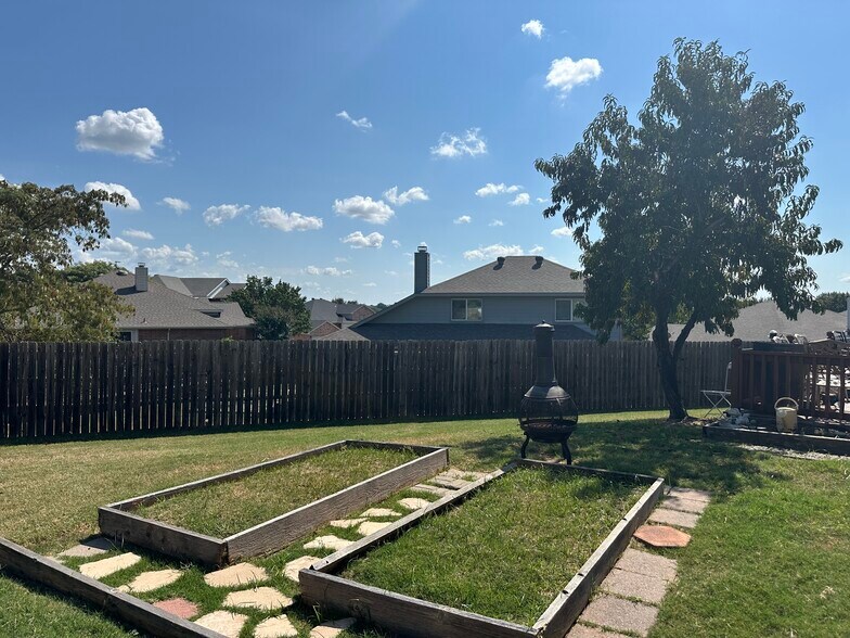 Large back yard with raised planter boxes - 1165 Albatross Ct