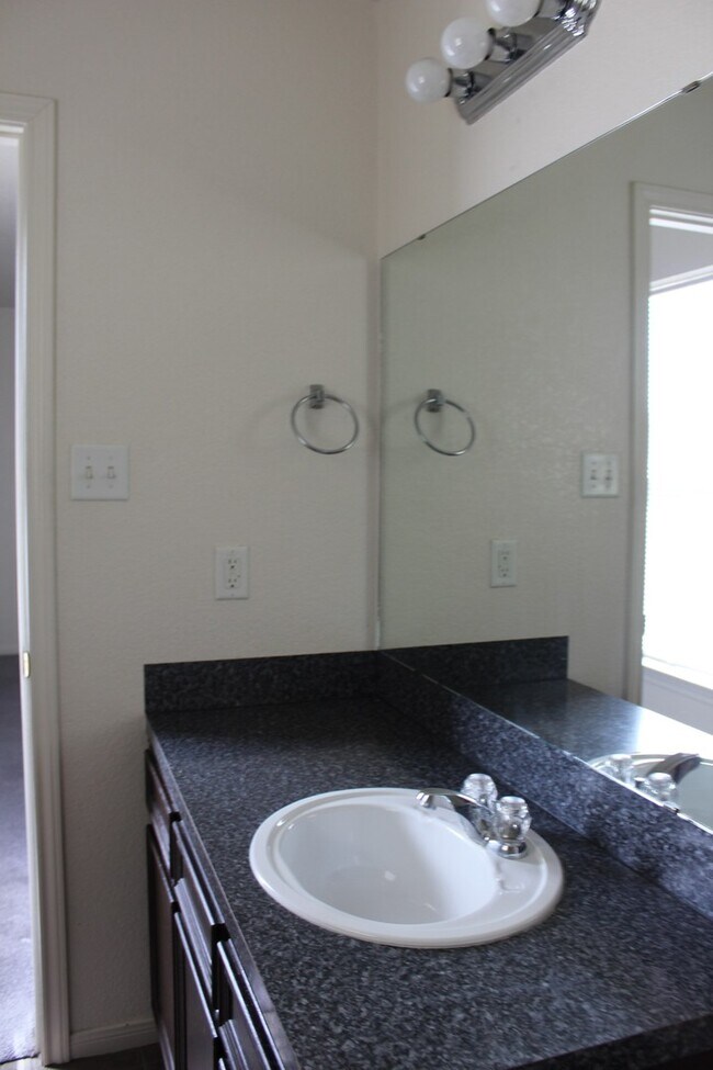 Building Photo - 406 Primrose Dr