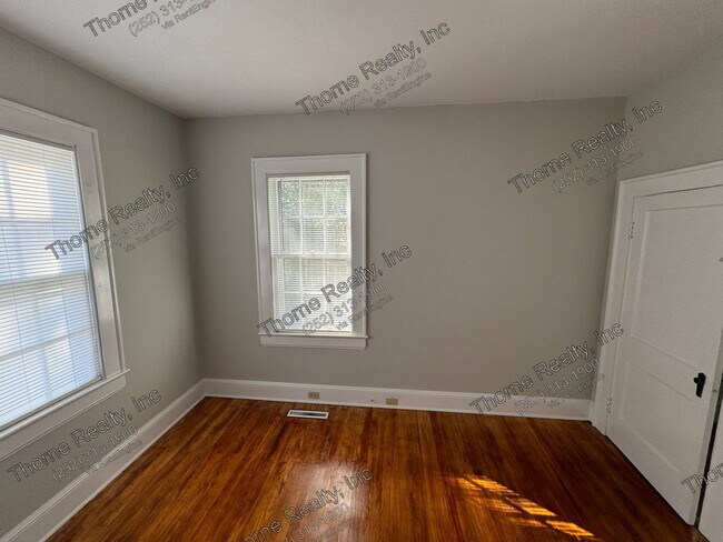Building Photo - 823 Western Ave