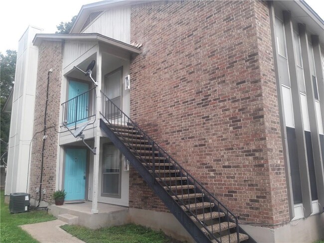 Building Photo - Upstairs Two Bedroom Unit in Fourplex with...