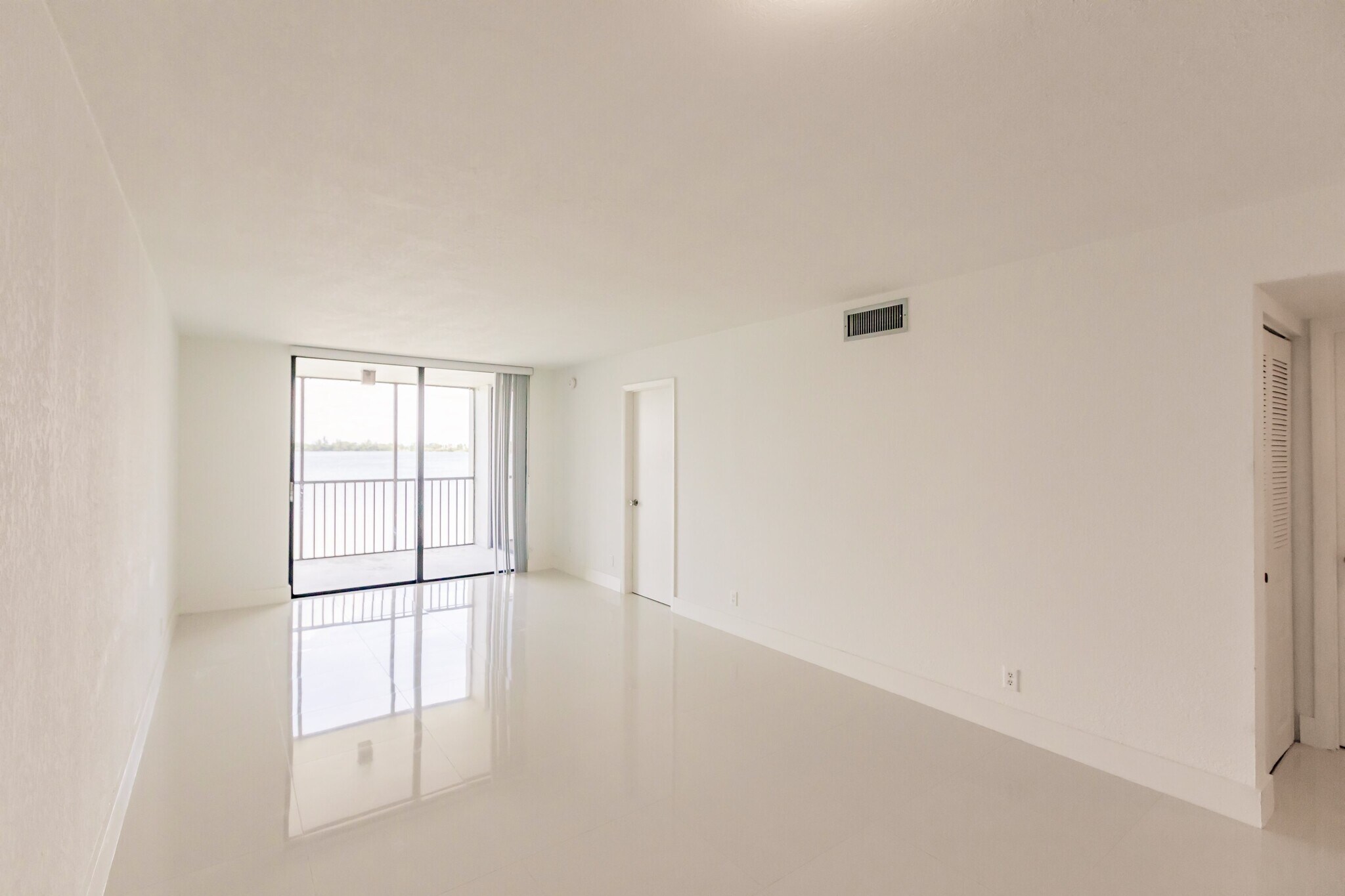 Building Photo - 112 Lake Emerald Dr