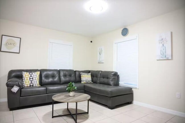 Building Photo - 826 N Lincoln Ave