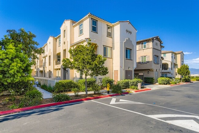 Building Photo - Stylish Three-Story Townhome with Private Courtyard & Pool Access