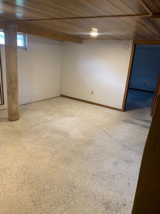 Building Photo - PRICE REDUCED! 2 bedroom, 2 bath house loc...