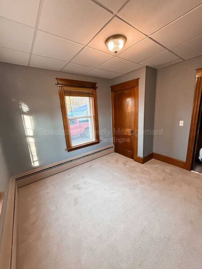 Building Photo - 584 Pleasant St