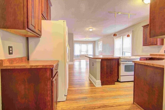 Building Photo - Large charming 3 bedroom 2 bath with oversized master bedroom that has its own private bath!