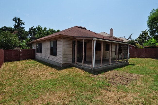 Building Photo - Available NOW! 4 bedrooms, one story, Grea...