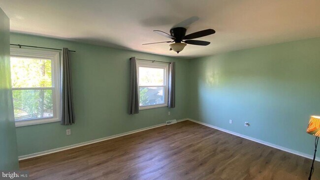 Building Photo - 642 Parkland Pl