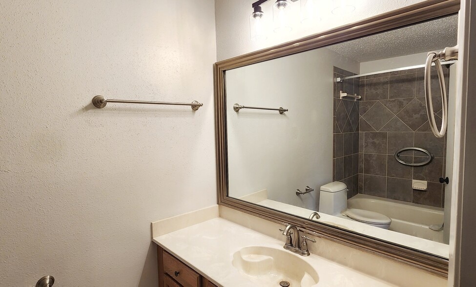 Bathroom 2 - 4722 Rainbow Run