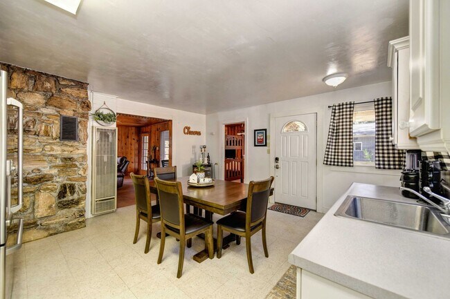 Building Photo - Adorable Home Available June 26th!