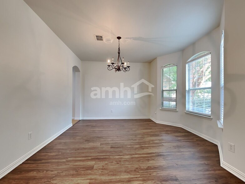 Building Photo - 8752 Lariat Cir