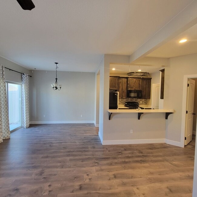 Building Photo - Spacious Modern Townhome