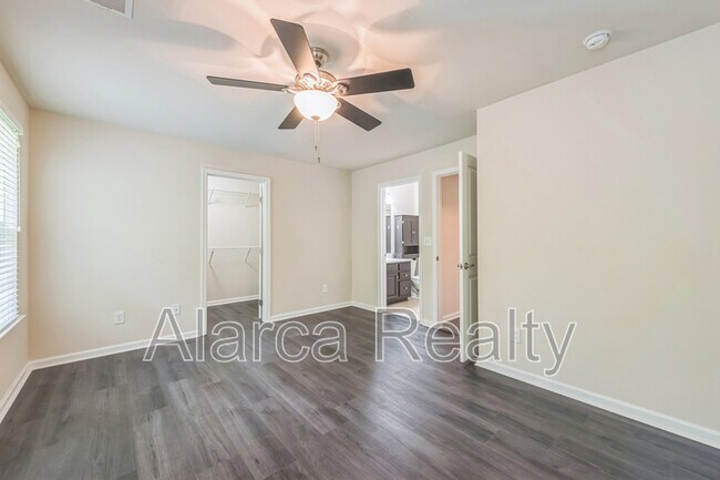 Building Photo - 2455 Silverthorn Dr