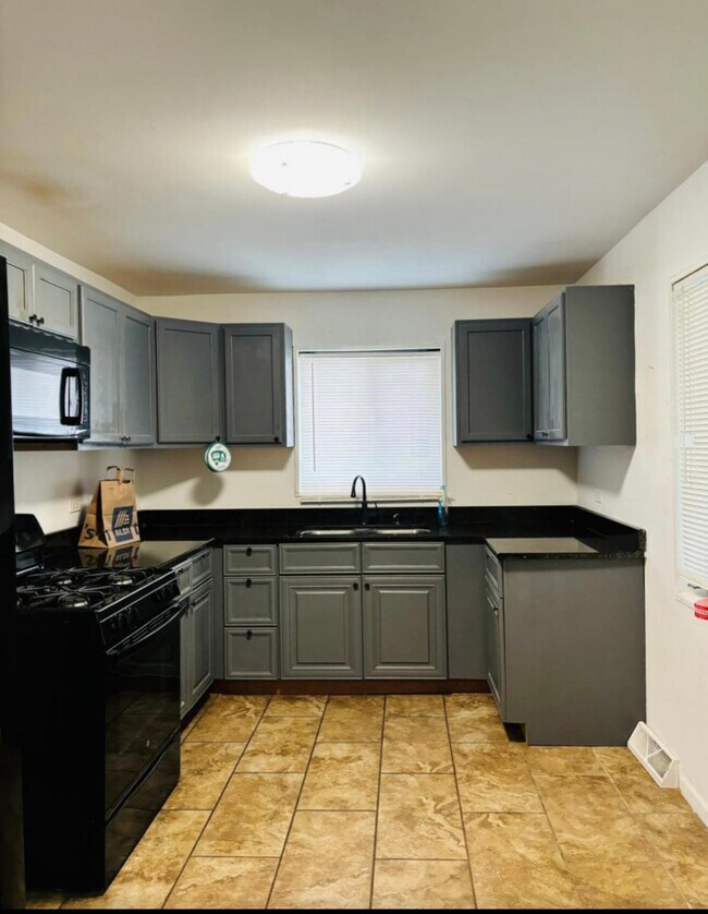 Building Photo - 2800 S 10th Ave